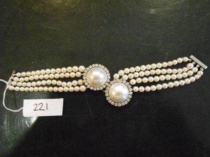 null Bracelet composé de quatre rangs de perles de culture en légère chute retenant...