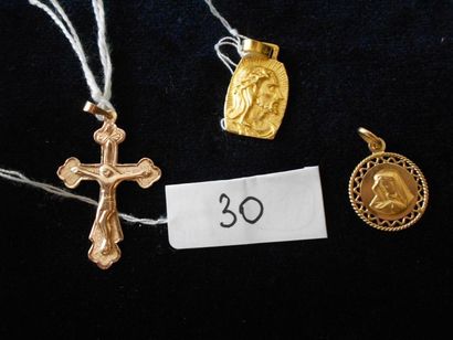 null Lot de deux médailles religieuse en or jaune. Poids: 6,30 g. Et une croix en...
