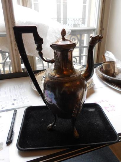 null Cafetière en argent posant sur trois pieds griffes, aux attaches feuillagées,...