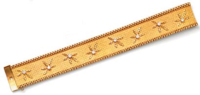 null Large bracelet ruban tressé, en or jaune souple, partiellement amati, à décor...
