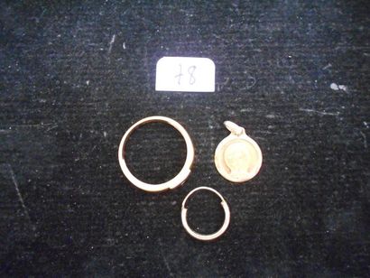 null Petit lot en or: Bague avec diamant, médaille, deux boucles d'oreilles. Poids:...