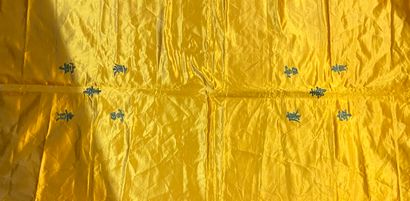 null ASIE

Lot de deux broderies en soie polychrome sur fond jaune 

120 x 60 cm

140...