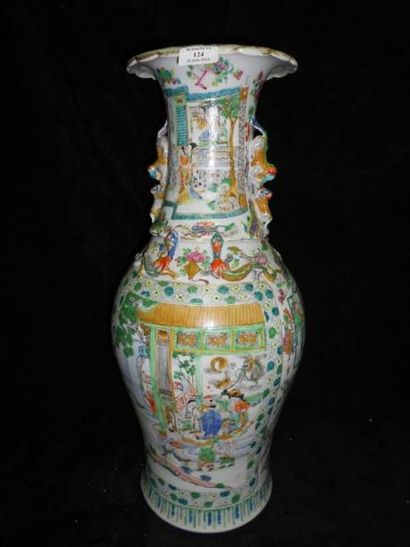 null Vase balustre en porcelaine et émaux polychromes, à décor de scènes de palais...