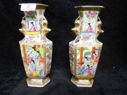 null Deux petits vases hexagonaux en porcelaine de canton à décor de jeunes enfants...