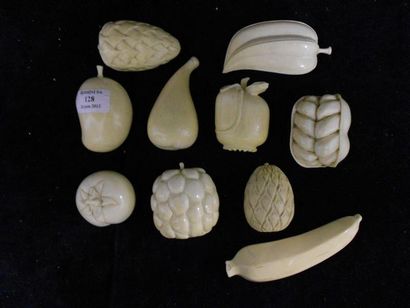 null Collection de dix fruits en ivoire sculpté. Chine