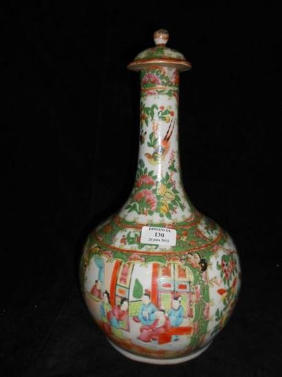 null Vase bouteille en porcelaine de Canton à décor de personnages, papillons et...
