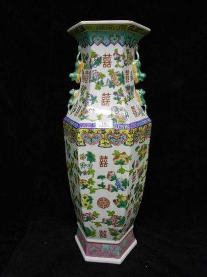 null Grand vase balustre hexagonal à décor de fruits, compositions florales, emblèmes...