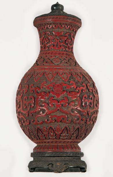 null Vase d'applique de forme balustre en laque de cinabre finement sculpté de dragons...