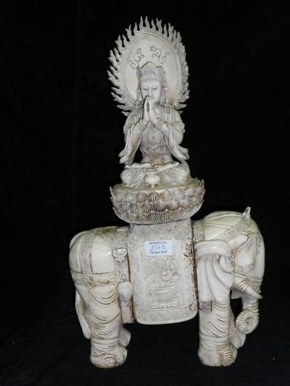 null Important groupe en ivoire représentant la déesse Guanyin assise en méditation...