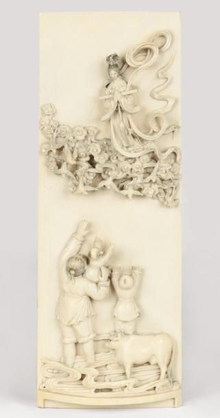 null Écran en ivoire finement sculpté représentant une famille admi - rant une divinité...