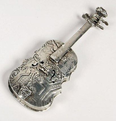 null Violon en argent repoussé. La table et le fond ornés de scènes aux amours. Travail...