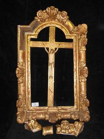null Christ en ivoire sculpté en bois et stuc doré XVIIIe siècle. (accidents). Une...