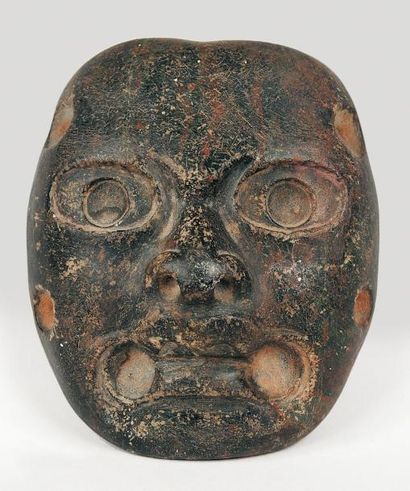 null Masque pectoral en pierre (diorite?). Représentant un visage naturaliste, pierre...