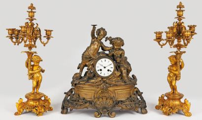 null Pendule en bronze doré, vers 1850. À thème de putti de part et d'autre du cadran,...