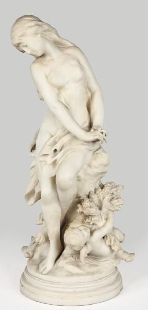 MATHURIN MOREAU (1822 -1912) Baigneuse et putto Sculpture en marbre. (petits accidents...