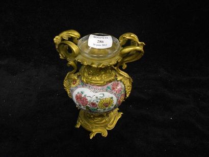 null Vase à panse globulaire dans le goût de la famille rose à décor de fleurs de...