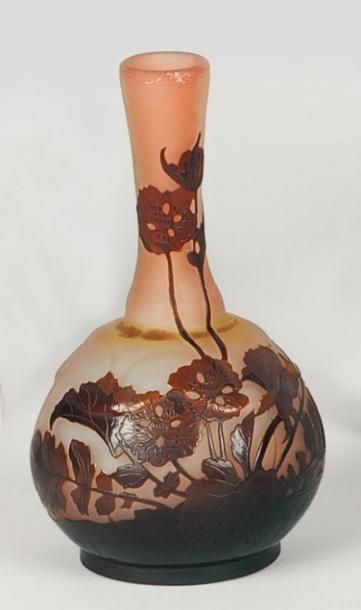 GALLÉ Émile (1846 -1904) Vase soliflore à base sphérique. Épreuve de tirage industriel...