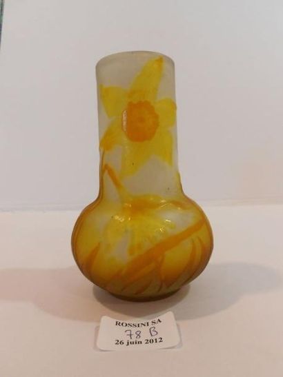Emile Gallé (1846-1904) Vase à base pansue et long col cylindrique Epreuve de tirage...