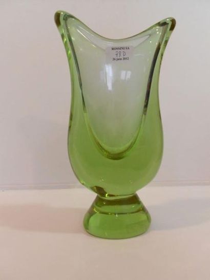 Manufacture de Sèvres Vase en cristal en forme de lyre.Vers 1950.Haut. : 33.5 cm...