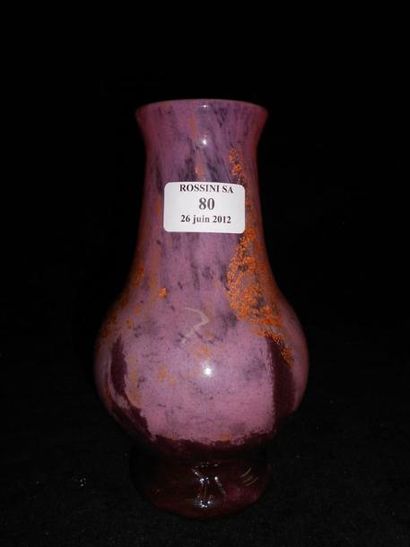 DAUM Vase balustre sur talon. Épreuve de tirage industriel réalisée en verre marmoréen...