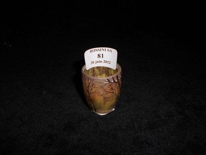 DAUM Vase miniature à décor émaillé de sous bois en hiver. Signé: Daum, Nancy. Haut.:...