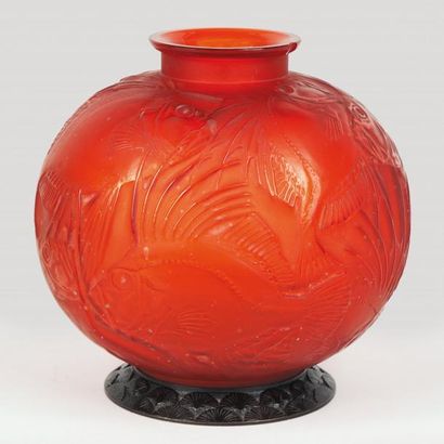 LALIQUE René (1860 -1945) Vase "Poissons ". Épreuve de tirage industriel réalisée...