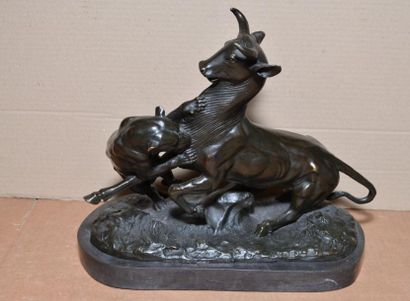 GARDET Georges, 1863 -1939 Lionne attaquant un zébu Groupe en bronze à patine vert...