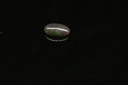 null Opale noire ovale cabochon sur papier. 

Poids : 1.20 ct. 



Dimensions : 10.3...