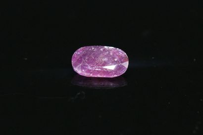 null Oval ruby on paper. 

Inclusions. 

Weight : 6.38 cts.