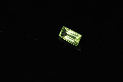 null Peridot baguette on paper. 

Weight : 1.67 ct. 



Dimensions 9.6mm x 5mm