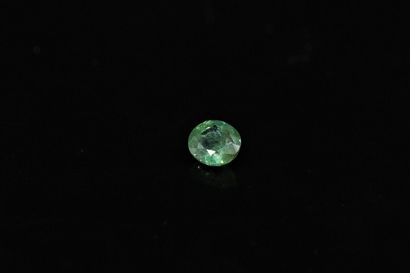 null Saphir ovale sur papier. 

Poids : 1.71 ct.