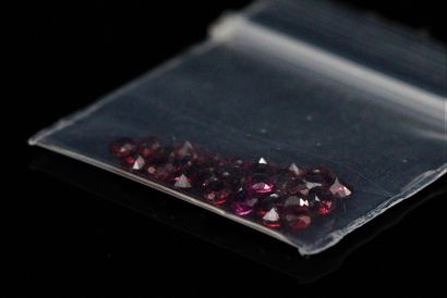 null Mix of thirty round garnets on paper. 

Total weight : 3.99 cts