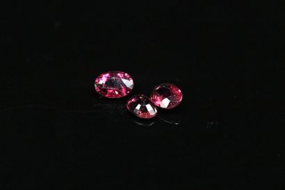 null Mix of three oval garnets on paper. 

Total weight : 2.93 cts.