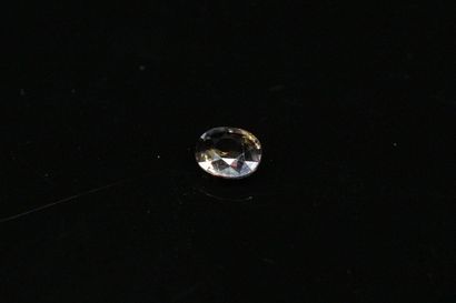 null Saphir ovale violet rosée sur papier. 

Poids : 0.42 ct. 



Dimension : 4.7mm...