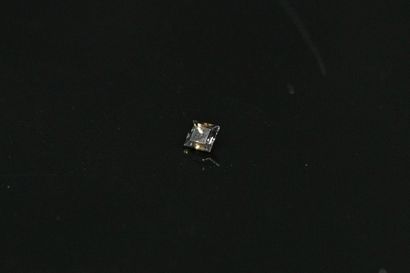 null Saphir rose-violet carré sur papier. 

Poids : 0.46 ct.