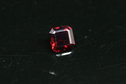 null Square red spinel with cut sides on paper. 

Weight : 1.39 ct. 



Dimensions...
