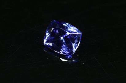 null Rectangular Tanzanite with sharp edges on paper. 

Accompanied by a certificate...