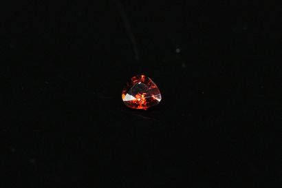 null Grenat rouge orangé poire sur papier. 

Poids : 1.38 ct.