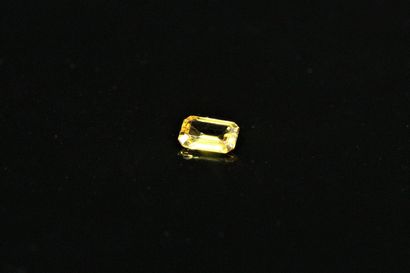 null Yellow sapphire with cut sides on paper. 

VVS.

Weight : 0.44 ct.