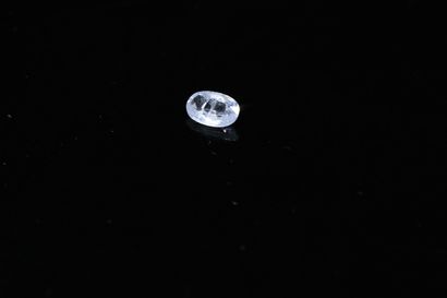 null Oval sapphire on paper. 

weight : 0.62 ct. 



Dimensions : 6.3mm x 4mm