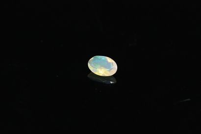 null Oval faceted opal on paper. 

Weight : 1.90 ct.