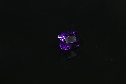 null Amethyst cpoussin on paper. 

Weight : 21.35 cts
