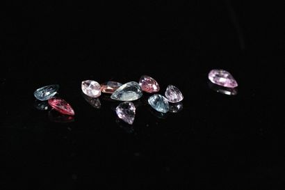 null Mix of multicolored pear spinels on paper. 

Total weight : 2.76 cts;