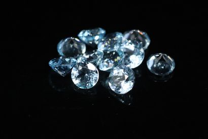 null Mix of round topaz on paper. 

Total weight : 11.41 cts.