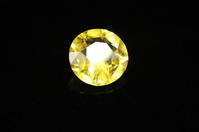 null Saphir jaune soutenu rond sur papier.

Poids : 2.80 cts. 



Diamètre : 9mm