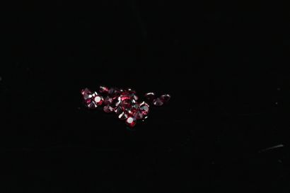 null Mixed round garnets on paper. 

Total weight : 4.02 cts.