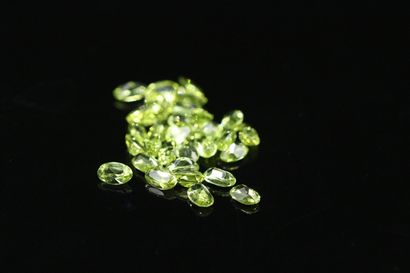 null Mixture of thirty oval peridots on paper. 

Total weight : 7.89 cts.