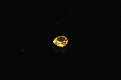 null Saphir poire jaune sur papier. 

Poids : 0.45 ct.