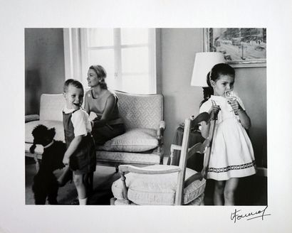 null Grace Kelly et ses enfants 1952

tirage sur papier Baryta , signé a l'encre...