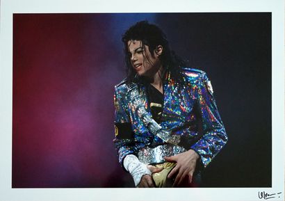 null Michael Jackson 

tirage sur papier argentique, signé a l'encre noire sous l'image...